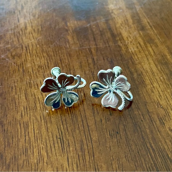 Vintage Four Leaf Clover Screw-on Earrings - Picture 5 of 6